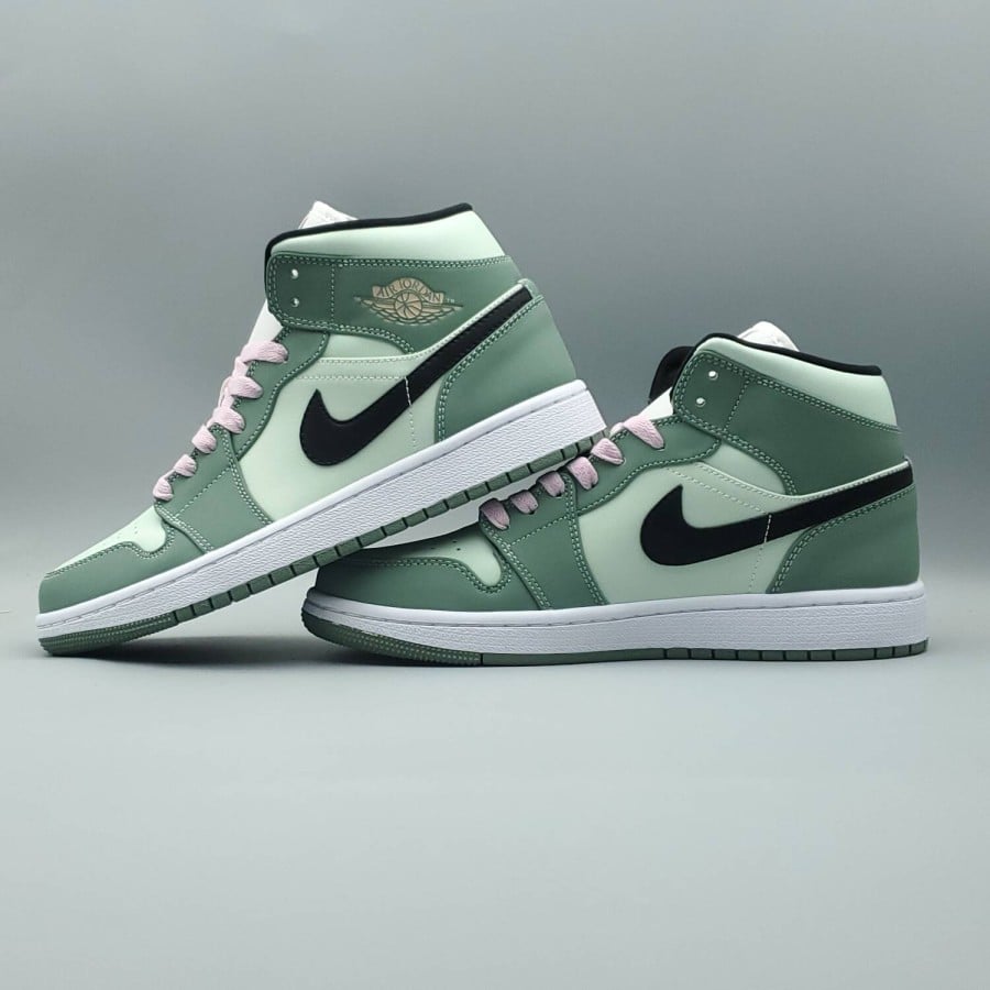 Wmns Air Jordan 1 Mid SE