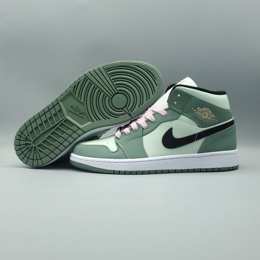Wmns Air Jordan 1 Mid SE