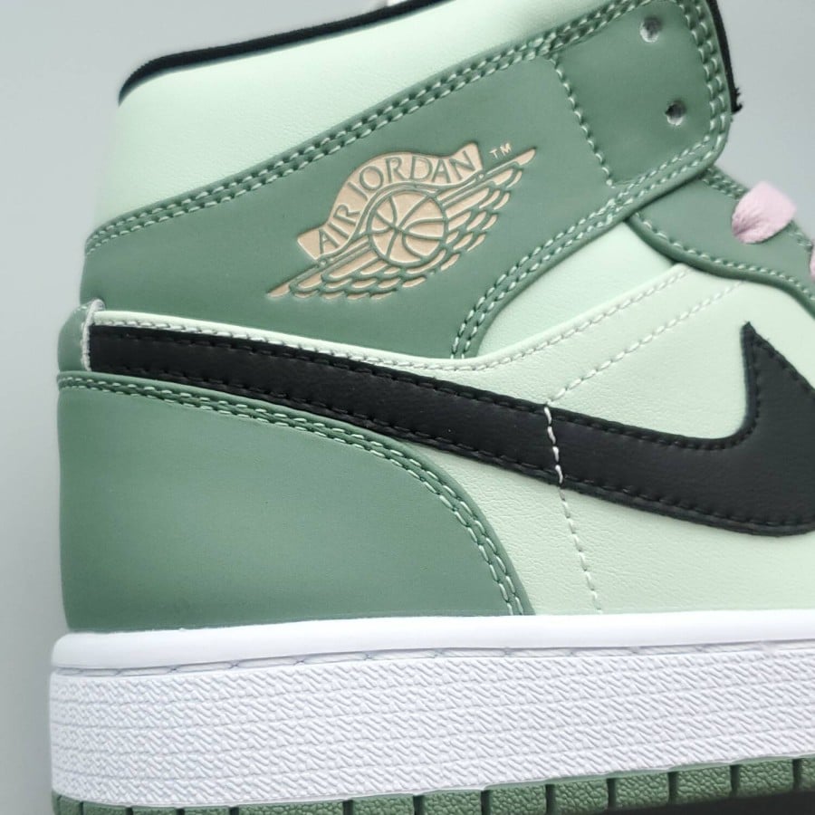 Wmns Air Jordan 1 Mid SE