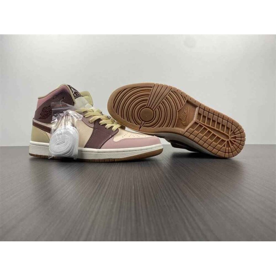 Wmns Air Jordan 1 Mid SE