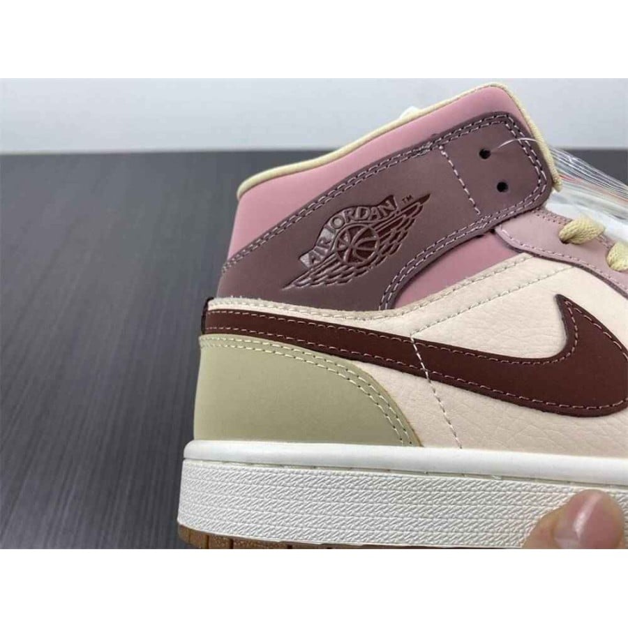 Wmns Air Jordan 1 Mid SE