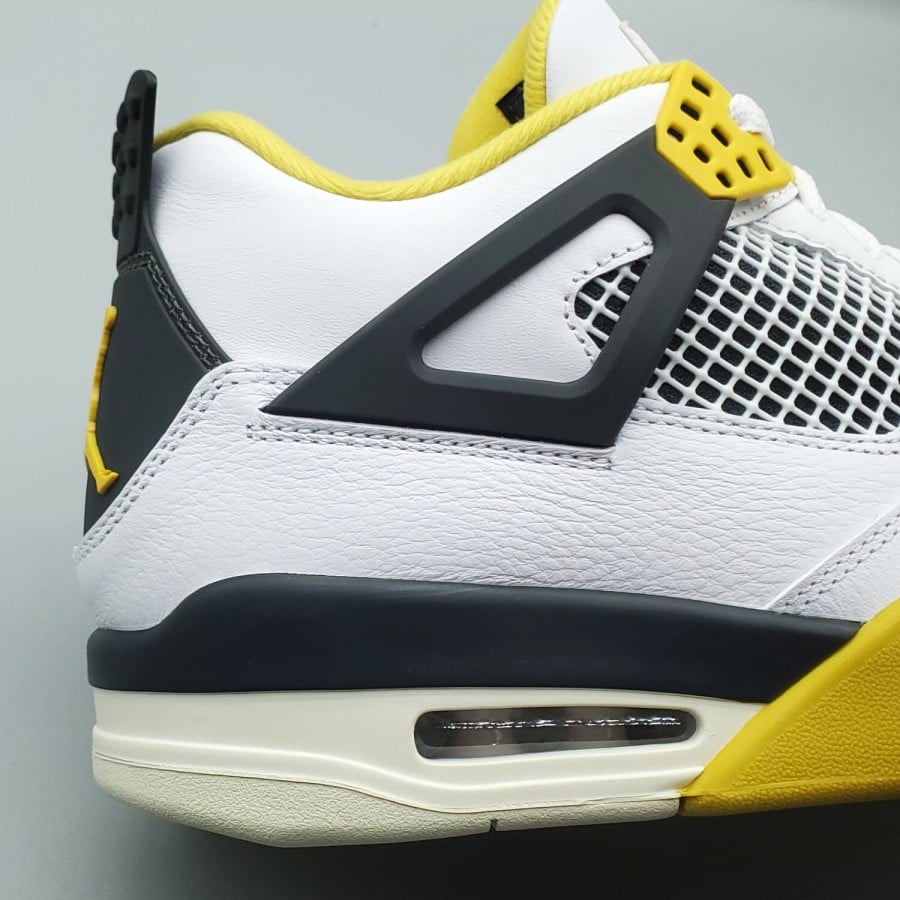 Wmns Air Jordan 4 Retro 