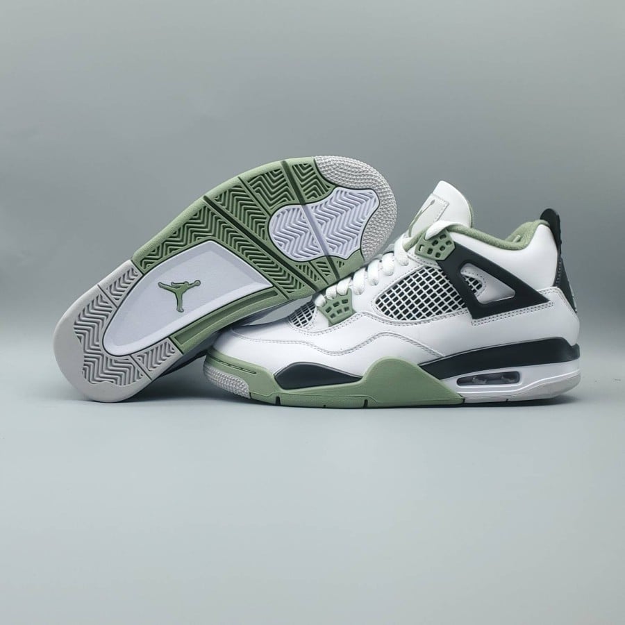 Wmns Air Jordan 4 Retro 