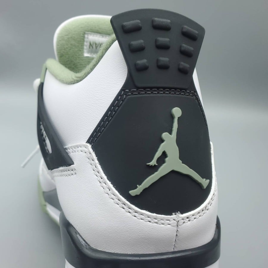 Wmns Air Jordan 4 Retro 