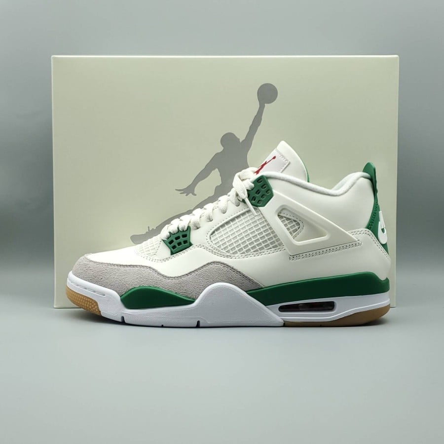 Nike SB x Air Jordan 4 Retro 