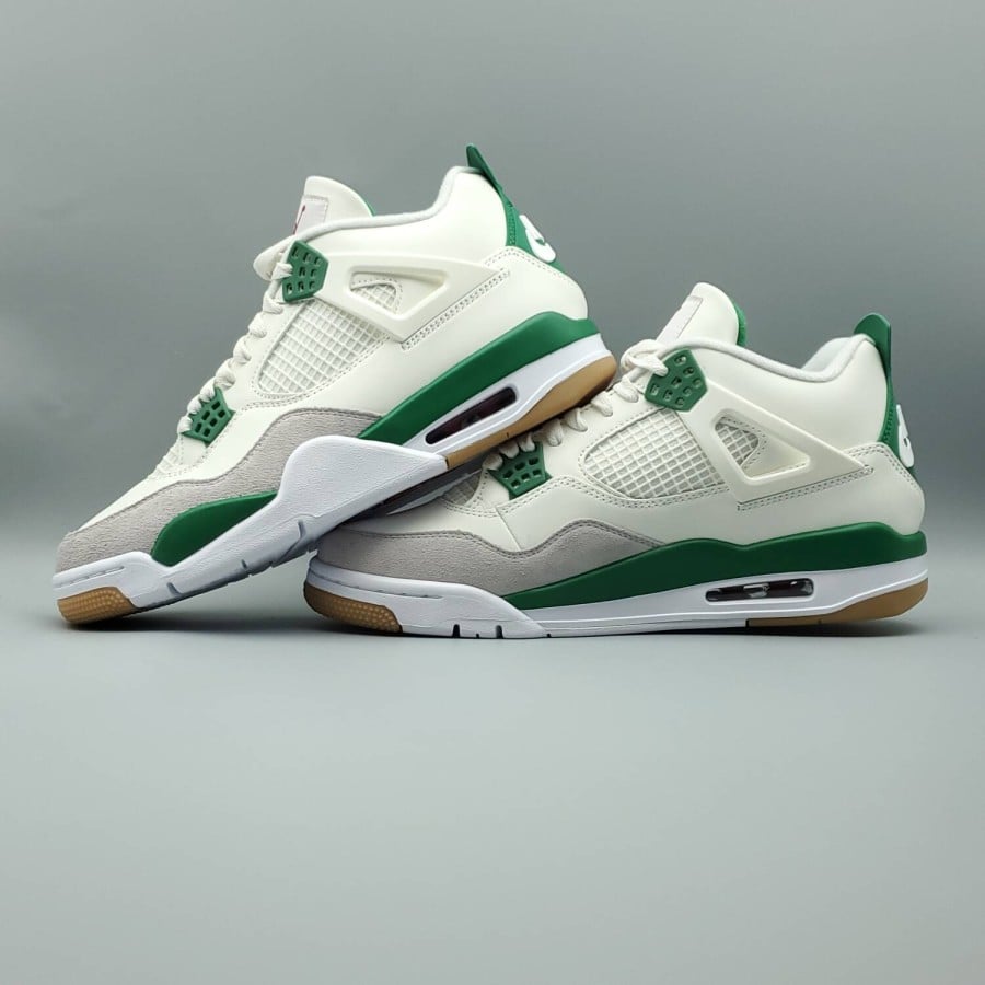 Nike SB x Air Jordan 4 Retro 